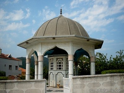 Yalova ilimizdeki Gkedere Ky`nde bulunan Ensar Camisi`nin adrvanndan bir grnt. (Resim 2004 ylnda islamiSanat.net tarafndan ekildi.)