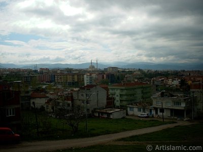 Bursa Hamitler semti ve uzakta lahiyat Fakltesi Camisi. (Resim 2004 ylnda islamiSanat.net tarafndan ekildi.)