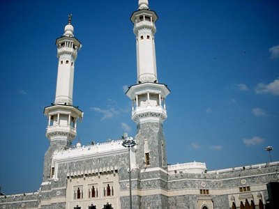 Kbe`nin iinde bulunduu Mescid-i Harm` evreleyen duvarlardan ykselen minarelerden ikisi. (Resim 2003 yl Ramazan`nda islamiSanat.net ziyaretilerinden Mustafa Bey tarafndan ekilmitir.)