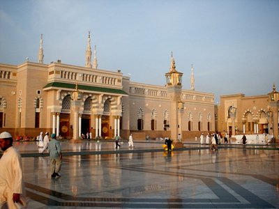 View of the outside court of the Prophet Muhammad`s (saaw) Mosque (Masjed an-Nabawe) in Madina city of Saudi Arabia. (The picture was taken by Mr. Mustafa one of the visitors of Artislamic.com in 2003 Ramadan.)