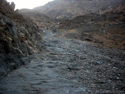 View of the climbing path of Savr Mount in Mecca city of Saudi Arabia. The Prophet Muhammed (saaw) and his friend Abu Bakr (ra) had got shut of the Meccan enemies tracking them by hidding three days in a cave in this mount with the great help of Allah (swt). (The picture was taken by Mr. Mustafa one of the visitors of Artislamic.com in 2003 Ramadan.)