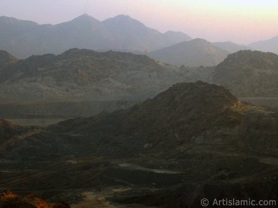 A picture of surrounding mounts taken while climbing the Mount Savr in Mecca city of Saudi Arabia. The Prophet Muhammed (saaw) and his friend Abu Bakr (ra) had got shut of the Meccan enemies tracking them by hidding three days in a cave in this mount with the great help of Allah (swt). (The picture was taken by Mr. Mustafa one of the visitors of Artislamic.com in 2003 Ramadan.)