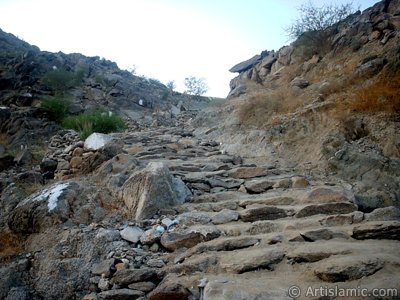 View of the climbing path of Savr Mount in Mecca city of Saudi Arabia. The Prophet Muhammed (saaw) and his friend Abu Bakr (ra) had got shut of the Meccan enemies tracking them by hidding three days in a cave in this mount with the great help of Allah (swt). (The picture was taken by Mr. Mustafa one of the visitors of Artislamic.com in 2003 Ramadan.)