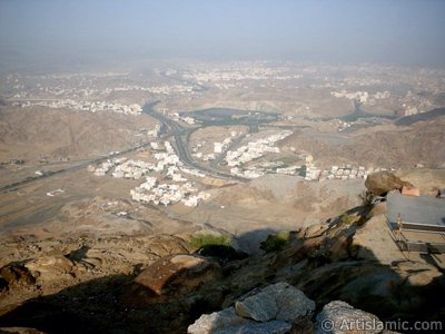 View of the city Mecca from the Mount Savr. The Prophet Muhammed (saaw) and his friend Abu Bakr (ra) had got shut of the Meccan enemies tracking them by hidding three days in a cave in this mount with the great help of Allah (swt). (The picture was taken by Mr. Mustafa one of the visitors of Artislamic.com in 2003 Ramadan.)