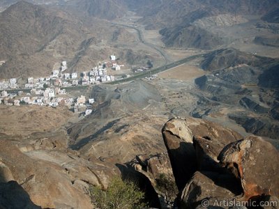 A picture of surrounding mounts and the city taken while climbing the Mount Savr in Mecca city of Saudi Arabia. The Prophet Muhammed (saaw) and his friend Abu Bakr (ra) had got shut of the Meccan enemies tracking them by hidding three days in a cave in this mount with the great help of Allah (swt). We would like to call your attention to the interesting shapes of the rocks on the bottom-right. (The picture was taken by Mr. Mustafa one of the visitors of Artislamic.com in 2003 Ramadan.)