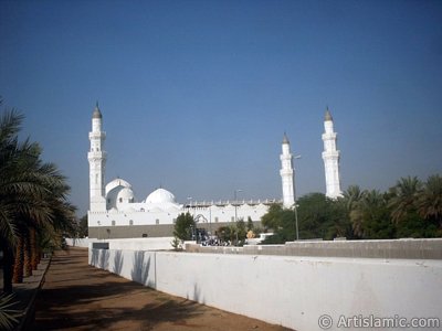 Masjed (mosque) Kuba in Madina city of Saudi Arabia. While the Prophet Muhammad (saaw) is migrating from Mecca to Madina with His friend Abu Bakr (ra) they had become guest in the Village Kuba for some days before entering the city Madina. While He is in Kuba He had laid the foundation of the Masjed Kuba. In the Holy Koran our Lord Allah describes this Masjed saying: ``...There is a mosque whose foundation was laid from the first day on piety; it is more worthy of thy standing forth (for prayer) therein. In it are men who love to be purified; and Allah loveth those who make themselves pure.`` (9:108). Later, the mosque rebuiled a few times. (The picture was taken by Mr. Mustafa one of the visitors of Artislamic.com in 2003 Ramadan.)