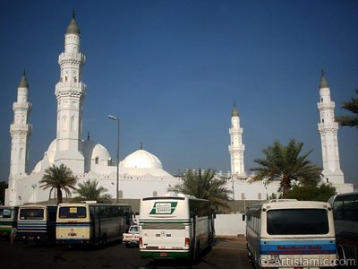 Medine`de bulunan Kuba Mescidi. Peygamber Efendimiz, Hz. Ebbekir ile Mekke`den Medine`ye hicret ederken nce Kuba Ky`nde birka gn misafir olmu, daha sonra Medine ehrine girmitir. Kendisi burada iken Kuba Mesci`nin temelleri atlmtr. Kur`n` Kerm`de Yce Rabbimiz Allah bu mescidi yle vasflandrmaktadr: ``... lk gnden takv zerine kurulan mescit iinde namaz klman elbette daha dorudur. Onda temizlenmeyi seven adamlar vardr. Allah da ok temizlenenleri sever.`` (Tevbe Suresi 9/108). (Resim 2003 yl Ramazan`nda islamiSanat.net ziyaretilerinden Mustafa Bey tarafndan ekilmitir.)