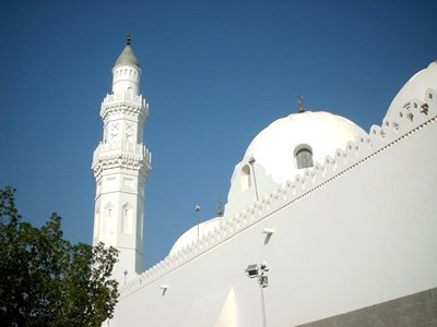 Medine`de bulunan Kuba Mescidi. Peygamber Efendimiz, Hz. Ebbekir ile Mekke`den Medine`ye hicret ederken nce Kuba Ky`nde birka gn misafir olmu, daha sonra Medine ehrine girmitir. Kendisi burada iken Kuba Mesci`nin temelleri atlmtr. Kur`n` Kerm`de Yce Rabbimiz Allah bu mescidi yle vasflandrmaktadr: ``... lk gnden takv zerine kurulan mescit iinde namaz klman elbette daha dorudur. Onda temizlenmeyi seven adamlar vardr. Allah da ok temizlenenleri sever.`` (Tevbe Suresi 9/108). (Resim 2003 yl Ramazan`nda islamiSanat.net ziyaretilerinden Mustafa Bey tarafndan ekilmitir.)