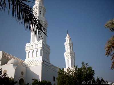 Masjed Qiblatayn (mosque with two qiblas) located in Kuba Village in Madina city of Saudi Arabia. Qibla means the direction of Kabah in Mecca city of Saudi Arabia to which a Muslim turns in worship. In the beginning of Islam the first muslims were worshipping by turning to Masjed al-Aksa at Qudus (Jerusalem). Later our Lord Allah ordered muslims to turn their faces to Kabah in worship (The Holy Koran 2:144). Once the first muslims in this mosque were worshipping in the morning in group. When a muslim coming from the Prophet`s city informed them about the change of the qibla they turned to the new qibla on the place they are without breaking the worship. [Source: Muslim, Masaced 15, (527); Abu Davud, Salah 206, (1045)]. So, from that day this mosque called as ``Mosque with two qiblas`` (Masjed Qiblatayn). Later, the mosque rebuiled a few times. (The picture was taken by Mr. Mustafa one of the visitors of Artislamic.com in 2003 Ramadan.)