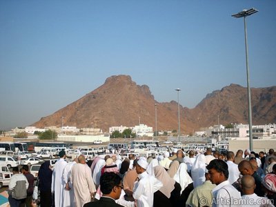 The Mounts Uhud, the field of Battle of Uhud (the second battle of the Prophet Muhammad [saaw] against unbelievers) and the pilgrims visiting these places in Mecca city of Saudi Arabia. (The picture was taken by Mr. Mustafa one of the visitors of Artislamic.com in 2003 Ramadan.)
