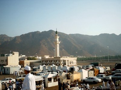 The Mounts Uhud and the field of Battle of Uhud (the second battle of the Prophet Muhammad [saaw] against unbelievers) in Mecca city of Saudi Arabia. (The picture was taken by Mr. Mustafa one of the visitors of Artislamic.com in 2003 Ramadan.)