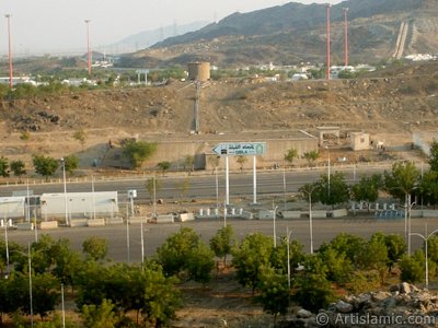 Mekke`de Arafat Tepesinden ekilmi Arafat Meydan`nn bir ksm. Hac olmak iin Kurban Bayram arefe gnnde bu alanda bir mddet bulunmak gereklidir. (Resim 2003 yl Ramazan`nda islamiSanat.net ziyaretilerinden Mustafa Bey tarafndan ekilmitir.)