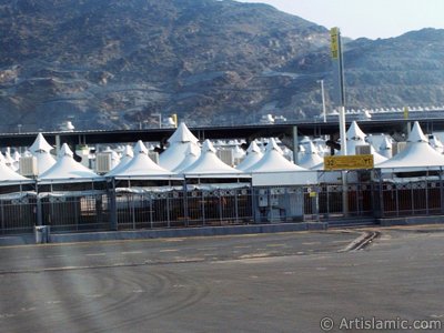 View of the region of Mina in Mecca city of Saudi Arabia where the pilgrims stay before and after they go Arafah. (The picture was taken by Mr. Mustafa one of the visitors of Artislamic.com in 2003 Ramadan.)