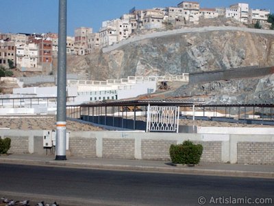 The cemetery that the first wife of the Prophet Muhammad (saaw), Khadiycah (ra), and many of His friends (sahaba) resting in it (Jannatu`l Mu`allaa) in Mecca city of Saudi Arabia. (The picture was taken by Mr. Mustafa one of the visitors of Artislamic.com in 2003 Ramadan.)