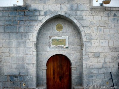 Peygamber Efendimiz`in Camisinin (Mescid-i Nebev) civarnda bulunan, Medine`deki Osmanl eserlerinden Hz. Ebbekir Camisi. Bu caminin olduu yerde Hz. Ebbekir`in evi bulunmakta imi. (Resim 2003 yl Ramazan`nda islamiSanat.net ziyaretilerinden Mustafa Bey tarafndan ekilmitir.)