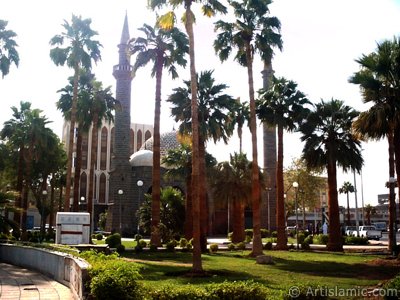 The historical Hamidiye Mosque made by Ottoman in Madina city of Saudi Arabia. (The picture was taken by Mr. Mustafa one of the visitors of Artislamic.com in 2003 Ramadan.)