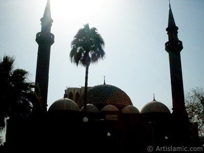 The historical Hamidiye Mosque made by Ottoman in Madina city of Saudi Arabia. (The picture was taken by Mr. Mustafa one of the visitors of Artislamic.com in 2003 Ramadan.)