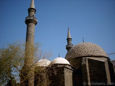 The historical Hamidiye Mosque made by Ottoman in Madina city of Saudi Arabia. (The picture was taken by Mr. Mustafa one of the visitors of Artislamic.com in 2003 Ramadan.)