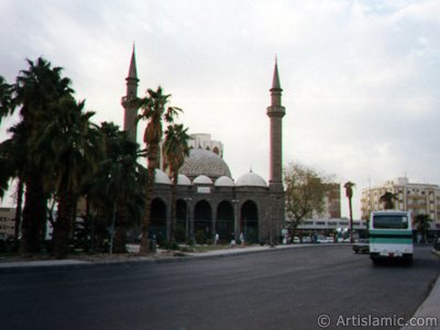 The historical Hamidiye Mosque made by Ottoman in Madina city of Saudi Arabia. (The picture was taken by Mr. Mustafa one of the visitors of Artislamic.com in 2003 Hajj season.)