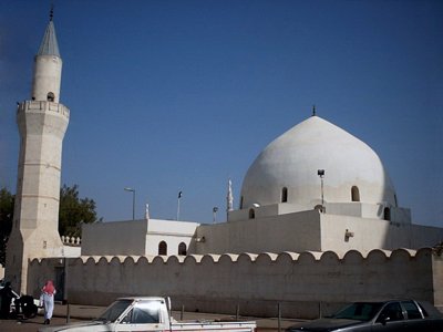 The Mosque of Hadrat Omar (ra) (second caliph of Islam) nearby the Prophet Muhammad`s (saaw) Mosque in Madina city of Saudi Arabia. This mosque had been builded by Ottoman and there used to be the home of Hadrat Omar over the place the mosque covers. (The picture was taken by Mr. Mustafa one of the visitors of Artislamic.com in 2003 Ramadan.)