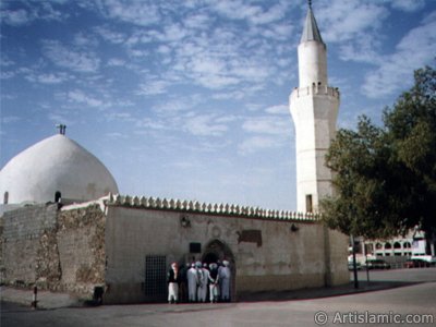 The Mosque of Hadrat Omar (ra) (second caliph of Islam) nearby the Prophet Muhammad`s (saaw) Mosque in Madina city of Saudi Arabia. This mosque had been builded by Ottoman and there used to be the home of Hadrat Omar over the place the mosque covers. (The picture was taken by Mr. Mustafa one of the visitors of Artislamic.com in 2003 Hajj season.)