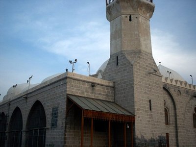 The Mosque of Gamama (cloud) made by Ottoman, nearby the Prophet Muhammad`s (saaw) Mosque in Madina city of Saudi Arabia. (The picture was taken by Mr. Mustafa one of the visitors of Artislamic.com in 2003 Ramadan.)