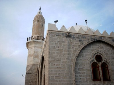 The Mosque of Gamama (cloud) made by Ottoman, nearby the Prophet Muhammad`s (saaw) Mosque in Madina city of Saudi Arabia. (The picture was taken by Mr. Mustafa one of the visitors of Artislamic.com in 2003 Ramadan.)