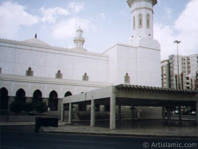 A picture of mosque nearby historical Ottoman barracks in Mecca city of Saudi Arabia. (The picture was taken by Mr. Mustafa one of the visitors of Artislamic.com in 2003 Hajj season.)