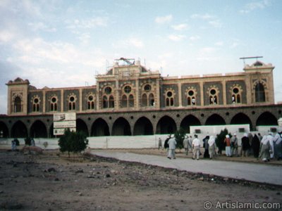 Medine`ki Osmanl eserlerinden Medine Tren Gar ve buray grmeye gelen Trk haclar. (Resim 2003 yl Hacc Mevsiminde islamiSanat.net ziyaretilerinden Mustafa Bey tarafndan ekilmitir.)