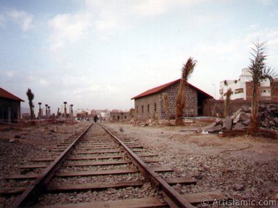 Osmanl eseri Hicaz Demiryolu`nun Medine istasyonundan bir grn. (Resim 2003 yl Hacc Mevsiminde islamiSanat.net ziyaretilerinden Mustafa Bey tarafndan ekilmitir.)