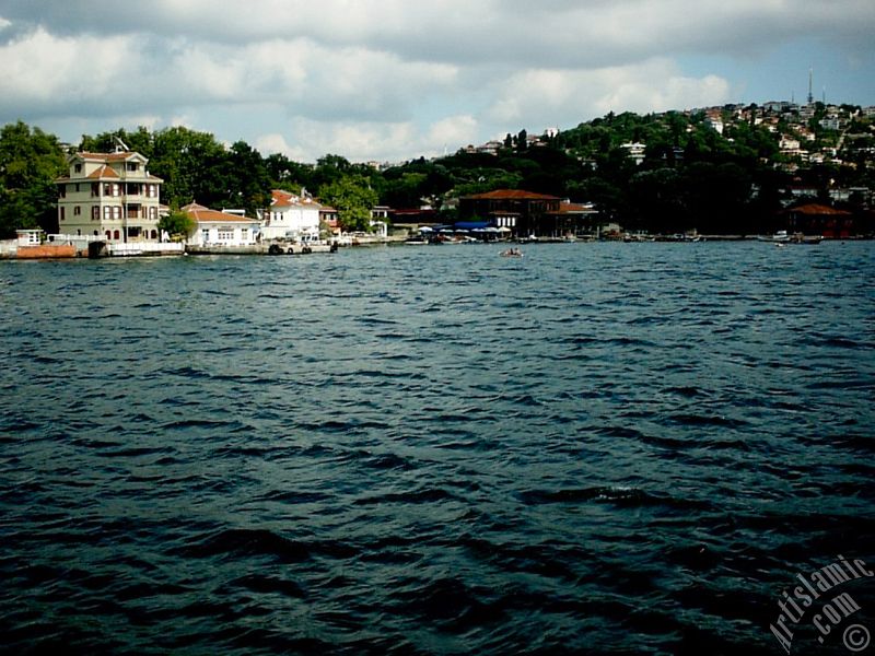 Denizden Beylerbeyi Havuzba Mahallesi sahiline bak.
