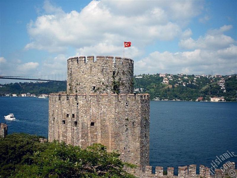 Bebek sahilinde bulunan, Fatih Sultan Mehmet`in stanbul`u fethetmeden nce yaptrd Rumeli Hisar ve sahilden bir grn.
