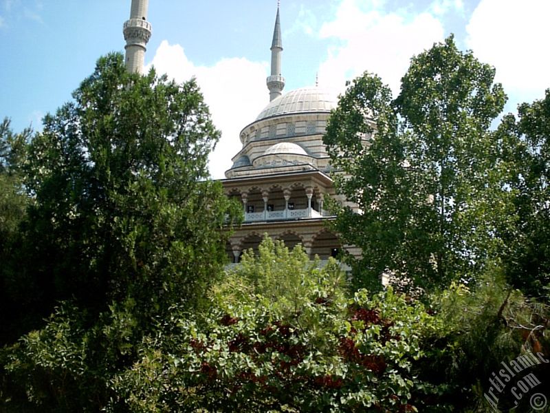 skdar Altunizade`de bulunan Marmara niversitesi lahiyat Fakltesi ve Camisi`nden bir grn.
