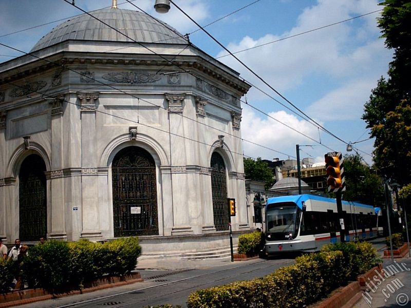 stanbul emberlita`ta Sultan II. Abdulhamit ve II. Mahmut Trbeleri ile sada yer alan sebil.
