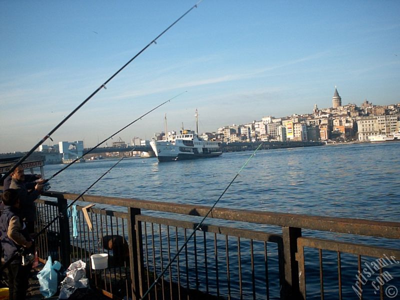 Eminn sahilinde balk tutanlar, iskeleye yanaan vapur, Yeni Galata Kprs ve Galata Kulesi.
