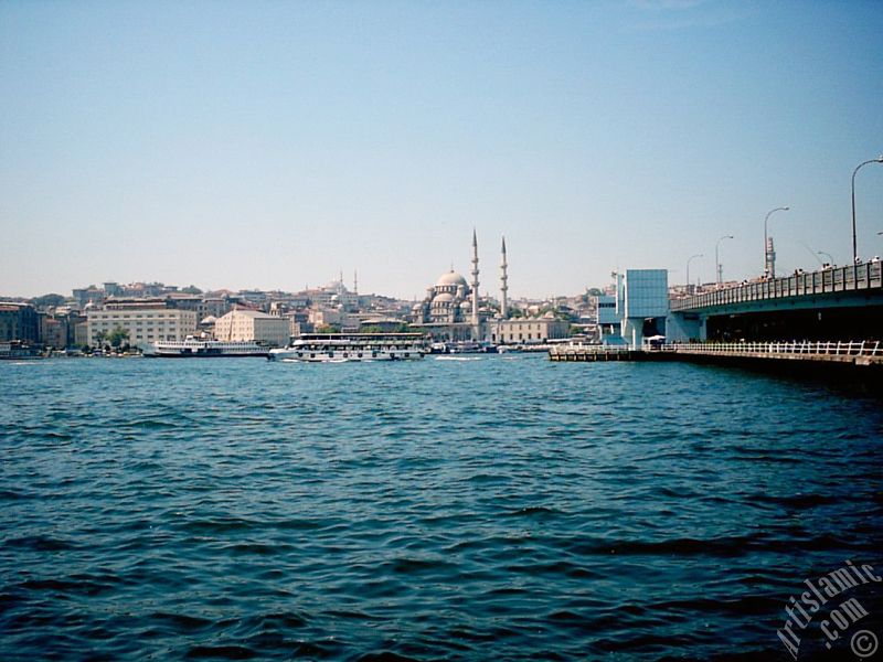 Karaky sahilinden Eminn, Sultan Ahmet Camisi ve Yeni Cami`ye doru bak ve solda Yeni Galata kprs.
