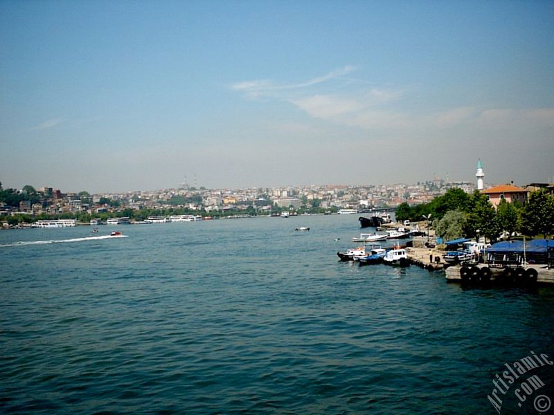 Yeni Galata Kprs`nden Sarahane sahiline bak; ufukta solda grnen Fatih, sada Yavuz Sultan Selim Camisi ve Perembe Pazar sahilinde yeil minareli mescid.
