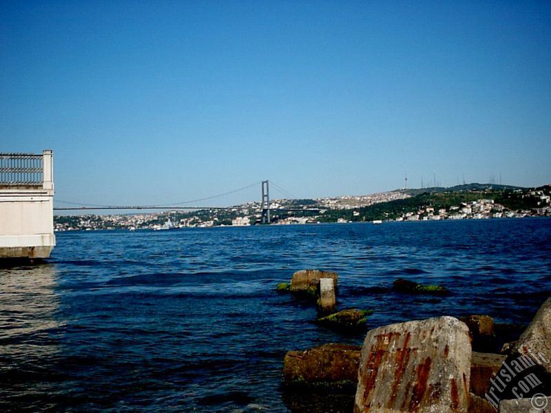 stanbul Beikta sahilinde bir parktan Boaz Kprs, amlca Tepesi ve skdar-Beylerbeyi srtlarna bak.
