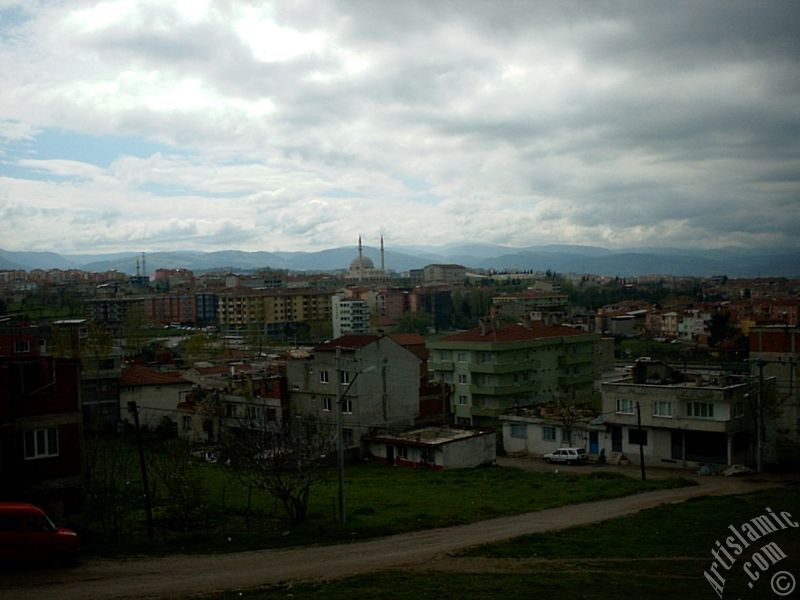 Bursa Hamitler semti ve uzakta lahiyat Fakltesi Camisi.
