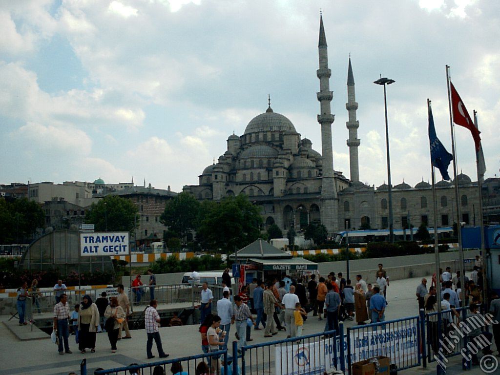 Eminn sahilinde gemiden Yeni Cami ve Eminn Meydanna bir bak.
