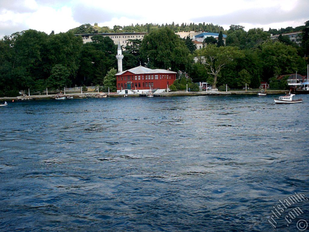 Denizden Kuleli Mahallesi sahili, cami ve kayk.
