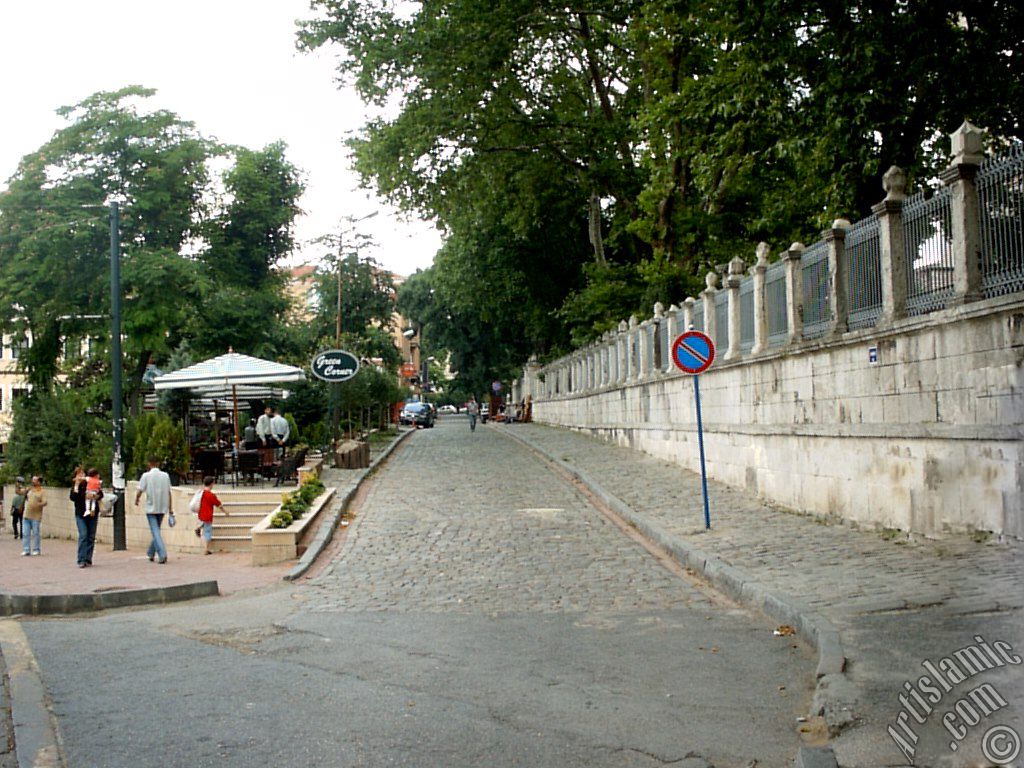 stanbul Sultanahmet`te Ayasofya Camisi`nin arka soka.
