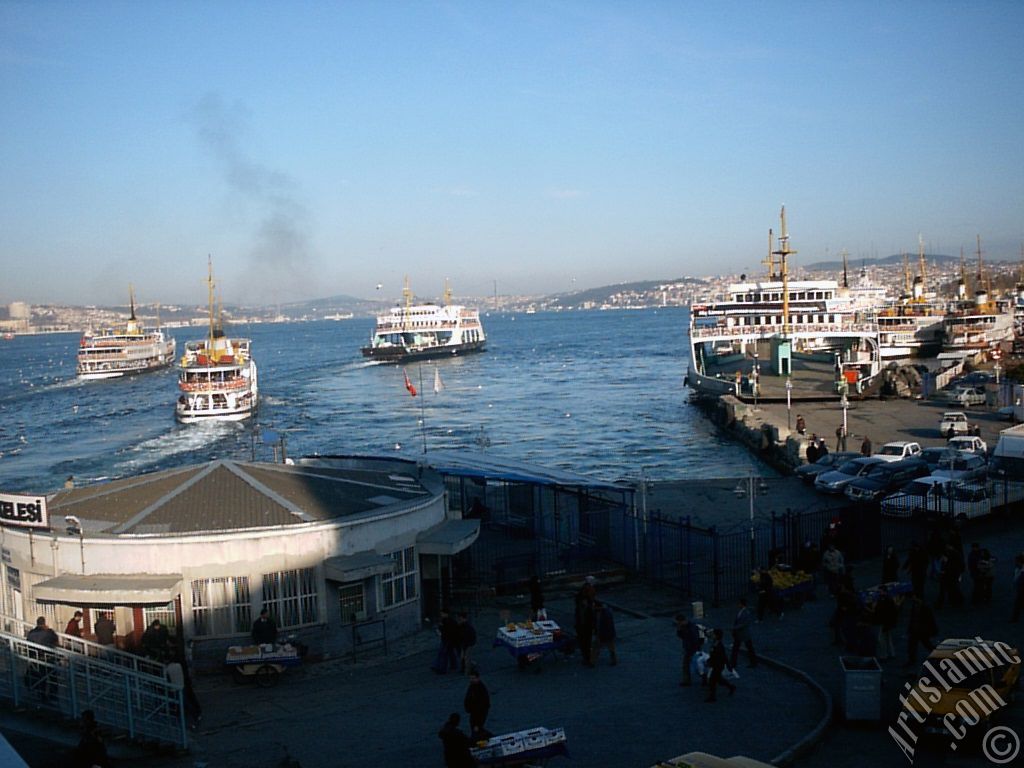 stanbul Eminn`de st geitten iskeleler ve sahile doru bak.
