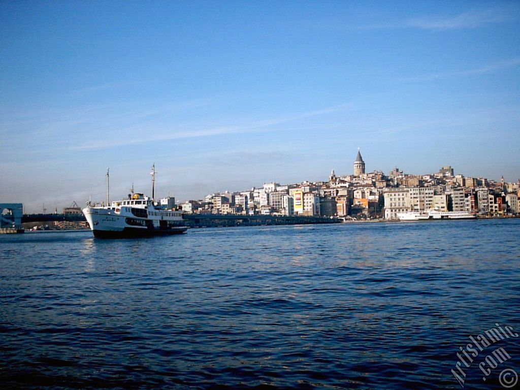 Eminn sahilinde iskeleye yanaan vapur, Yeni Galata Kprs ve Galata Kulesi.
