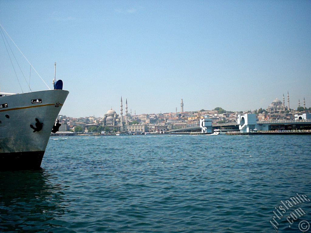 Karaky iskelesinden Yeni Cami (solda), (uzak arkasnda) Beyazt Camisi, Beyazt Kulesi, Yeni Galata Kprs ve Sleymaniye Camisi`ne bak.
