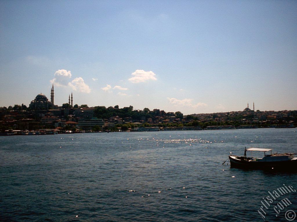 Karaky-Perembe Pazar sahilinden Eminn Sahili, Sleymaniye Camisi (solda) ve Fatih Camisine bak.
