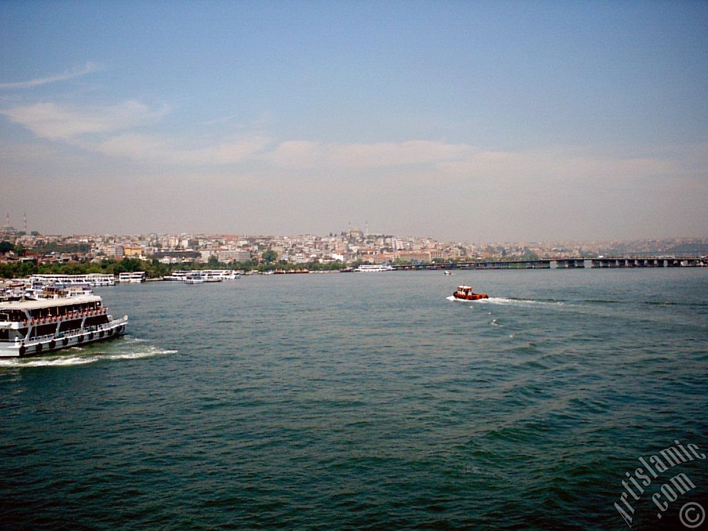 Yeni Galata Kprs`nden Sarahane sahili ve Sarahe Kprsne bak; ufukta solda grnen Fatih ve ortada Yavuz Sultan Selim Camileri.
