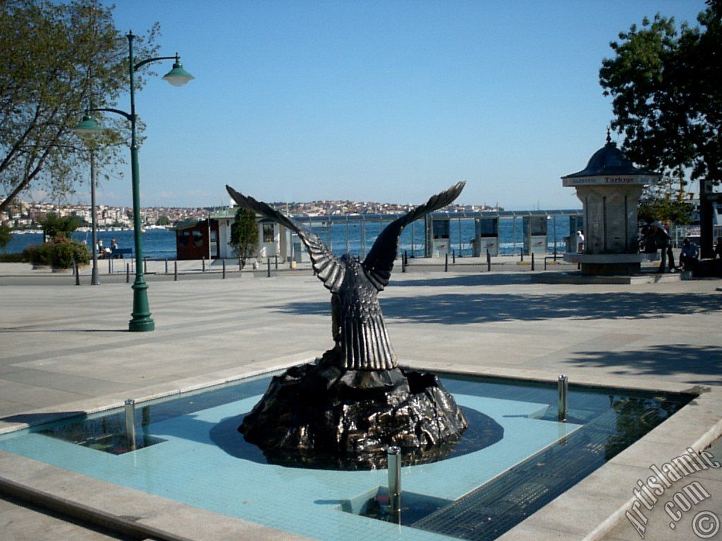 stanbul Beikta sahilinde bir park ve ufukta grnen skdar srtlar.
