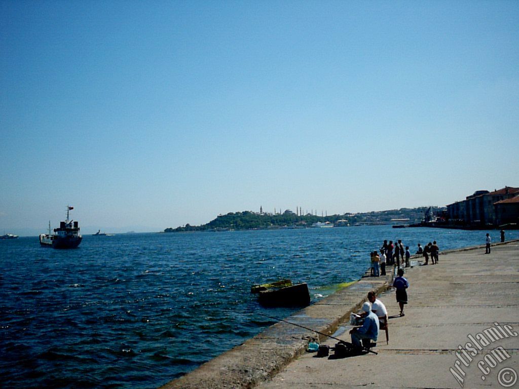 stanbul Kabata sahilinde Fndkl Park`nda balk tutanlar ve Sarayburnu srtlar, Topkap Saray, Ayasofya Camisi ve Sultan Ahmet Camisi`ne doru bak.
