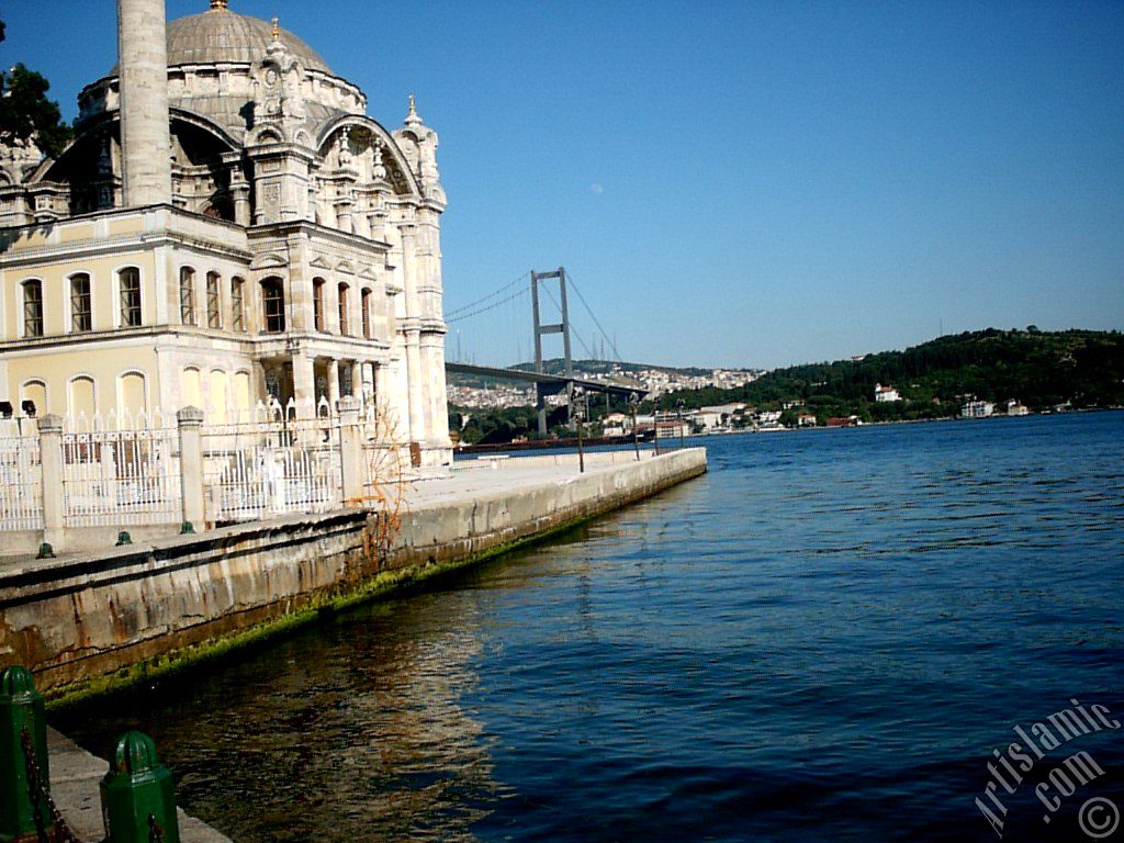 stanbul Ortaky sahilinden Boaz Kprs, Ortaky Camisi ve Boaz Kprsnn sa aya zerinde gndz vakti grlen ay.
